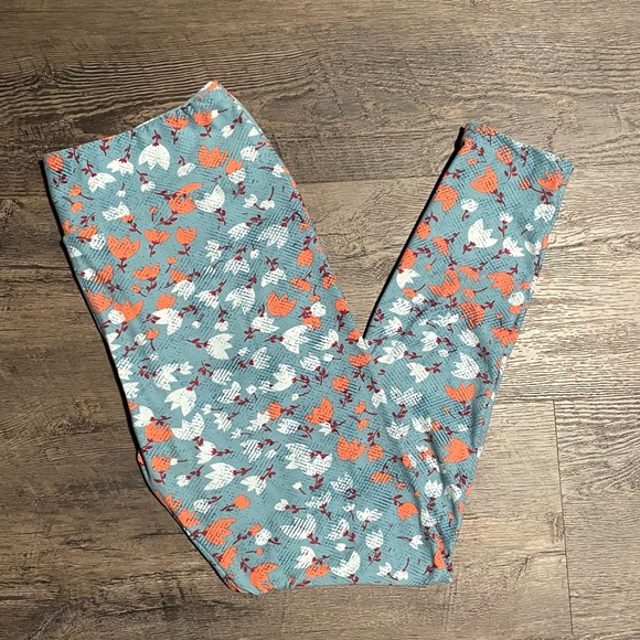 ⭐️4 for $10⭐️Floral Patterned Leggings. Women's Size Large / XL. Buttery Soft. - Picture 4 of 5